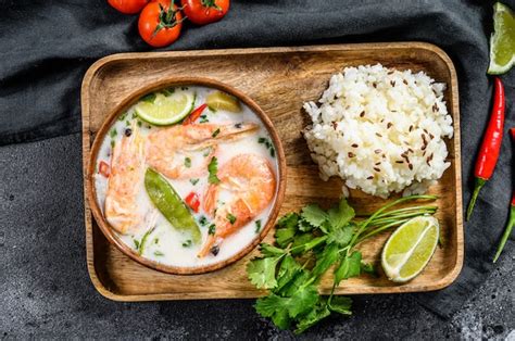 Tom Kha Gai Sopa Picante De Coco Cremoso Con Pollo Y Camarones Comida