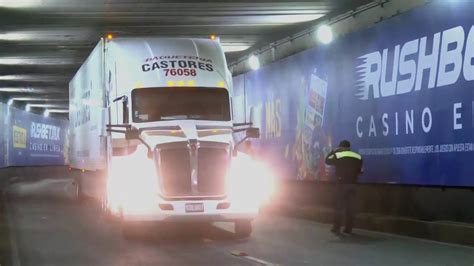 Tráiler queda atorado en bajo puente de Avenida Chapultepec hay varias