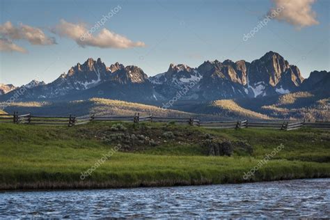 Sawtooth Mountain Range, Idaho — Stock Photo © robertcrum #110137202