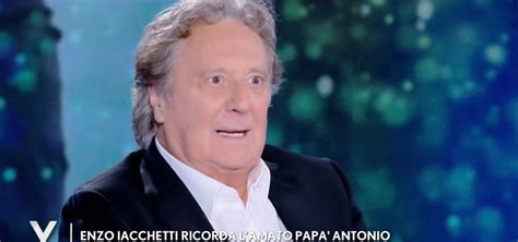 Enzo Iacchetti chi è il conduttore di Striscia la Notizia