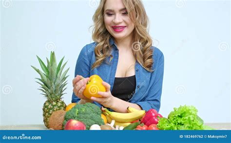 Concepto De Mujer Comiendo Saludable En La Cocina Con Una Variedad De