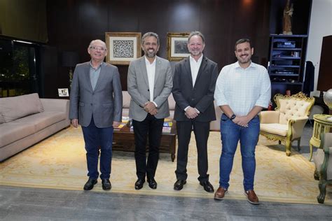 Governador Elmano de Freitas e Acrísio Sena debatem projetos