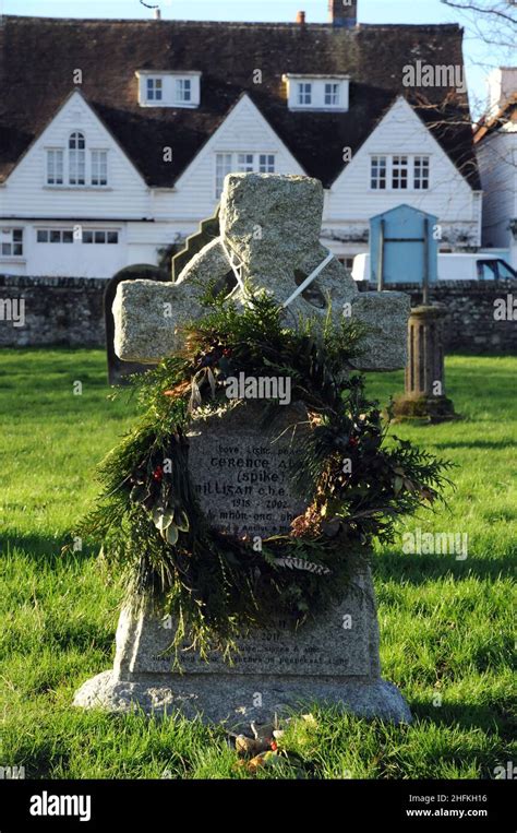 Spike Milligans Grab Und Grabstein Mit Kranz Auf Dem Kirchhof Des