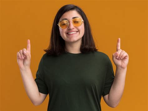 Agradable joven bastante caucásica en gafas de sol se encuentra con los