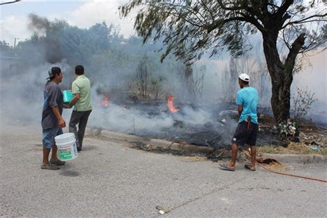 Incendio en terreno baldío causa alarma entre vecinos