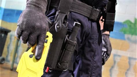 Los Mossos Empiezan A Patrullar Con Pistolas Taser