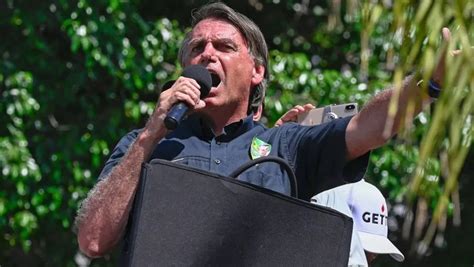 Bolsonaro usa proteção blindada em comício no Rio veja fotos