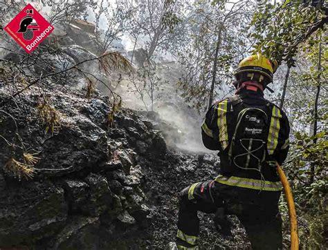 La lluvia permite retirar parte de los medios aéreos del incendio de