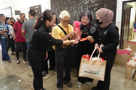 Yayasan Petronas Agih Bantuan Makanan Untuk Keluarga Di Sarawak