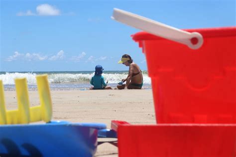 Turistas E Moradores Curtem Uma Tranquila Praia De Boa Vagem Neste