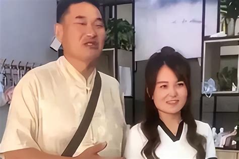 大衣哥疑似和新儿媳陈萌同框出镜，陈萌也想学陈亚男做网红？ 陈萌 陈亚男 大衣哥 新浪新闻