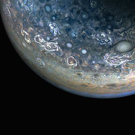 La misión Juno de la NASA captura imágenes de las coloridas y caóticas