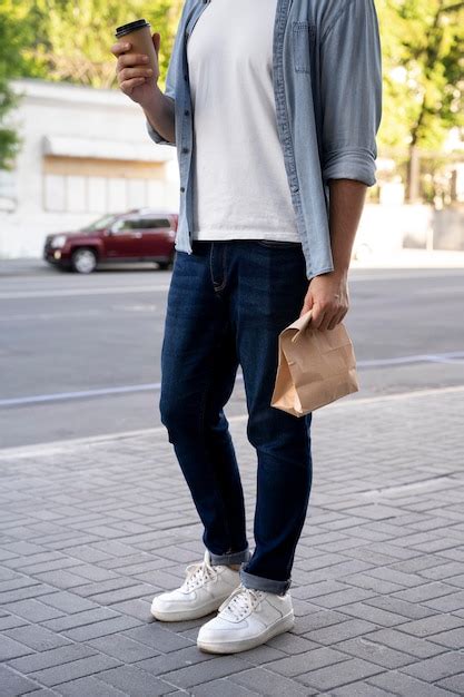 Homme Avec Des Plats à Emporter Dans La Rue Photo Gratuite