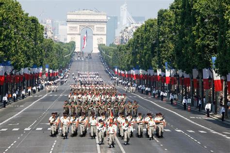 Défilé Du 14 Juillet Vacances Arts Guides Voyages