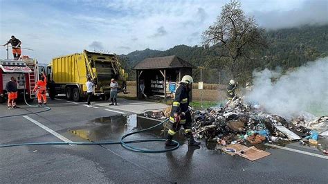 2 5 Tonnen Abfall Müll Lkw geriet während der Fahrt in Brand