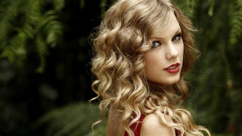 Taylor Swift Curly Hair With Bangs