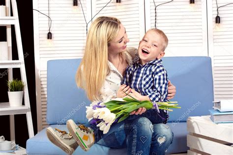 Hijo Felicita A Su Amada Madre Y Le Da Un Ramo De Tulipanes El Concepto