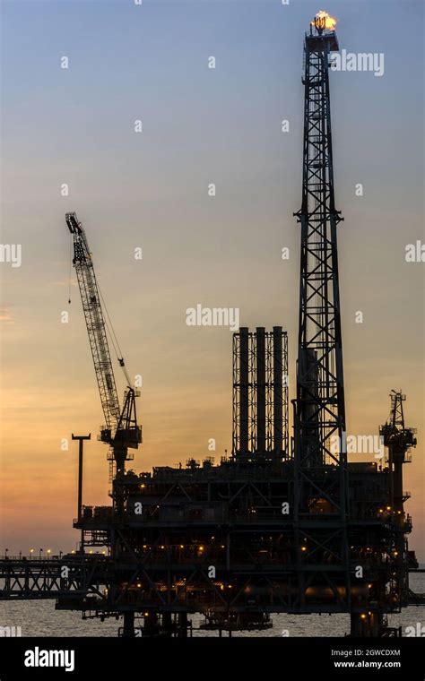 Offshore Oil Rig Crane High Resolution Stock Photography And Images Alamy