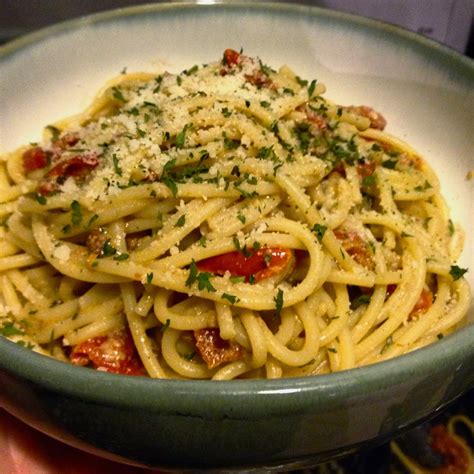 Stephanie Cooks: Weeknight Tomato Balsamic Spaghetti