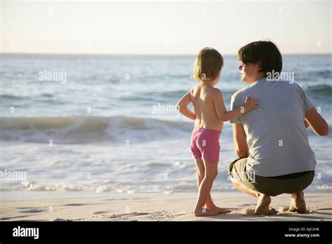 Enfant Accroupi Plage Banque De Photographies Et Dimages à Haute