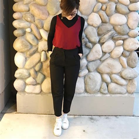9 Ide Padu Padan Dengan Outfit Warna Merah Marun Ala Artis