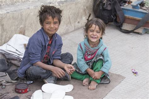 Crianças Pobres Na Rua Em Leh Ladakh Índia Foto de Stock Editorial