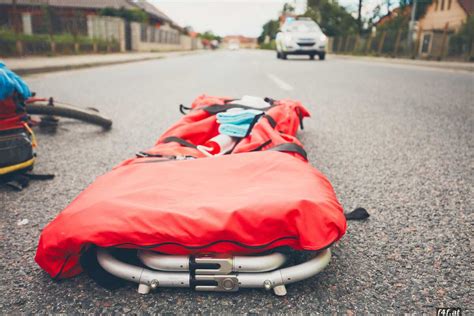 Verkehrsunfall Auto Erfasst J Hrige Fu G Ngerin