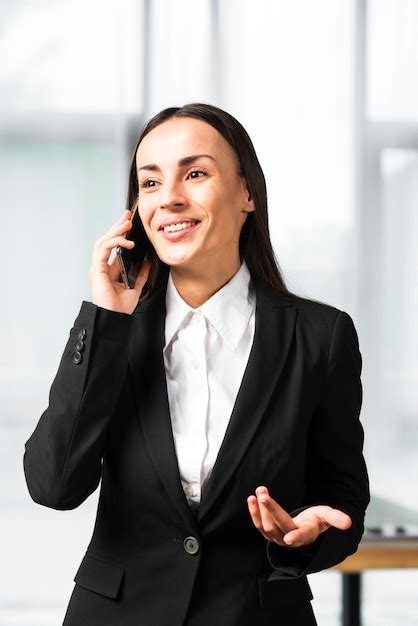 Empresaria Joven Sonriente Que Toma El Encogimiento Del Tel Fono M Vil