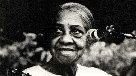 elizabeth cotten  folk pioneer  deserves  spot  rock hall