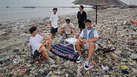 Menyulap Wajah Pantai Teluk Labuan Banten Dari Tumpukan Sampah Hingga