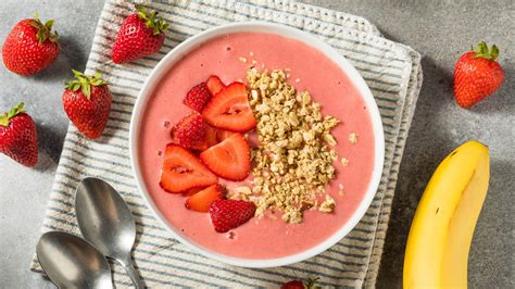 Erdbeer Jogurt Bowl Mit Banane Und Granola Perfekt Im Sommer EAT CLUB