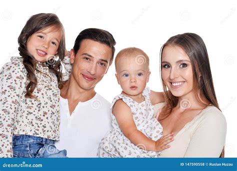 Retrato De La Familia De Cuatro Miembros Feliz Que Presenta En El Fondo