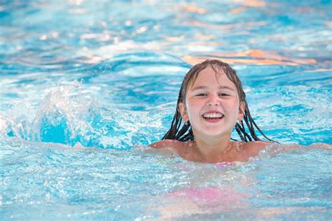 Petite Fille Heureuse Mignonne Dans La Piscine Image Stock Image Du