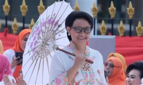 Akrabnya Menlu Retno Marsudi Dan Cucu Kompak Pakai Busana Daerah