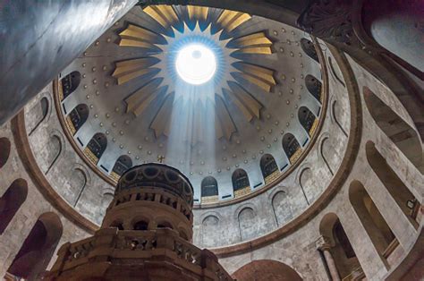 La Tumba De Jesús Y La Cúpula De La Rotonda En La Iglesia Del Santo ...