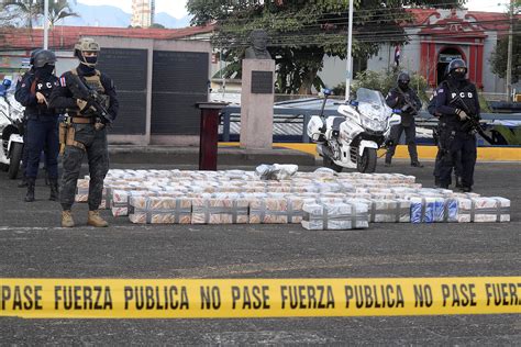 Persecución y balacera en altamar permiten decomiso de una tonelada de