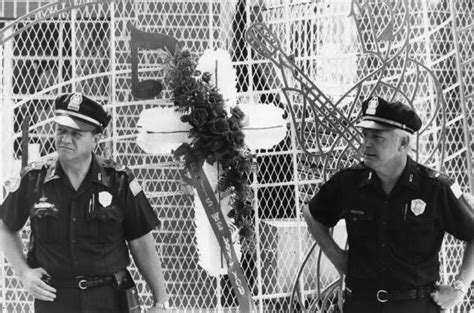 54 Elvis Presley Funeral Photos And Premium High Res Pictures Getty