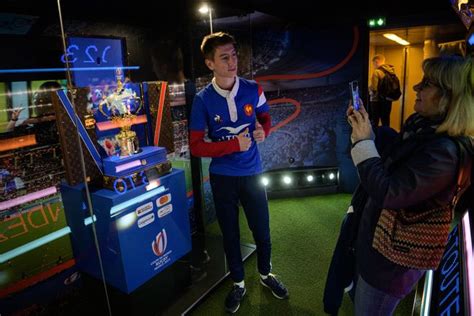 Le Train De La Coupe Du Monde De Rugby Attire Des Centaines De