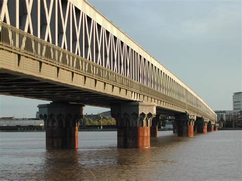 La passerelle Eiffel de Bordeaux de plus en plus menacée Association