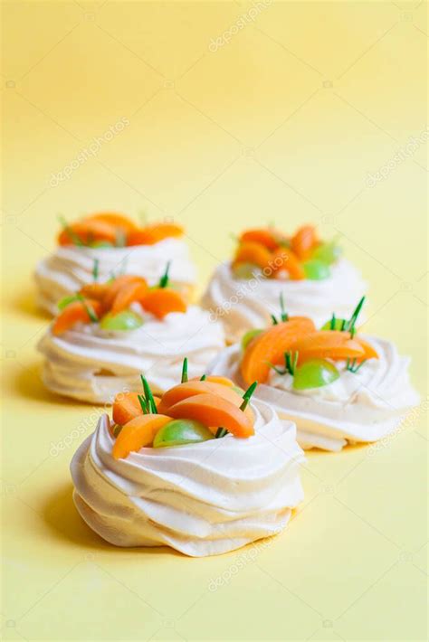 Mini Pavlova Un Postre A Base De Merengue Con Queso Crema Y Frutas