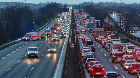 Frankfurt Hessen Vollsperrung nach A66 Unfall bei Gründau Lieblos