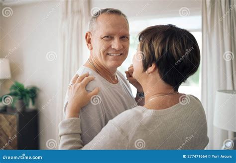 Vous Tournez Toujours Mon Monde Un Couple Mature Qui Danse Lentement Dans Son Salon Photo