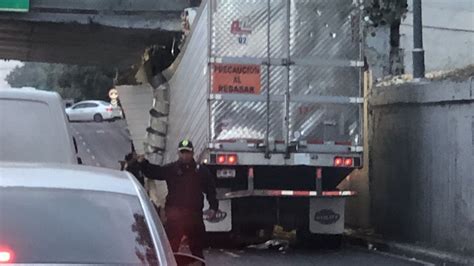 Tr Iler Se Atora En Puente De Viaducto Y Genera Caos Vial Ma Anero