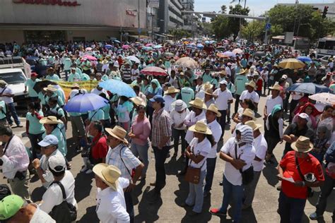 Desoyen llamados del gobierno y marchan más de 5 mil trabajadores en la