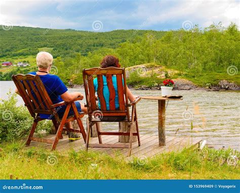 Para Relaksuje Na Norweskim Fjord Brzeg Obraz Stock Obraz Z O Onej Z