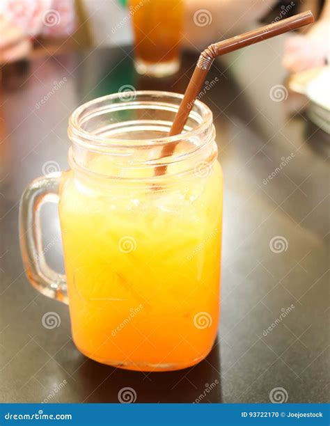 Close Up Do Suco De Laranja Em Uma Caneca Do Frasco De Pedreiro Foto De