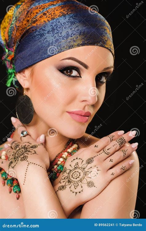 Henna Fashion Girl Lady Makeup Tattoo Veil Oriental Muslim Mehndi Model Face