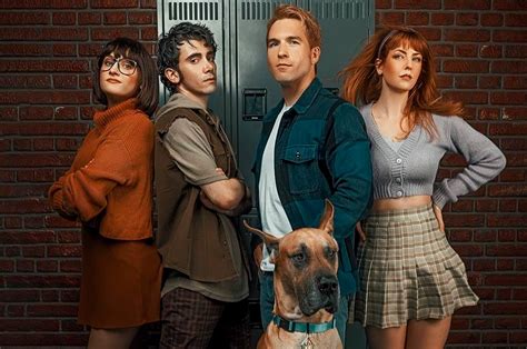 Veja as primeiras imagens da série live action de Scooby Doo Vírgula