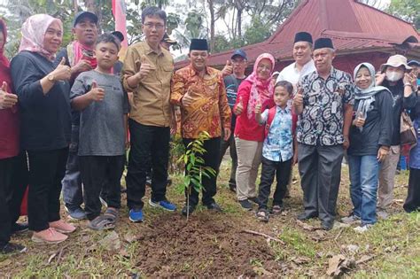 Lestarikan Mata Air Bupati Semarang Tanam Durian Halo Semarang