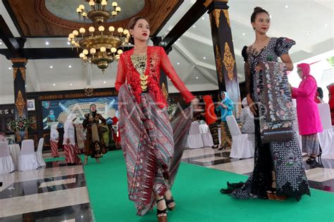 Peragaan Kebaya Dan Batik Di Jombang Antara Foto